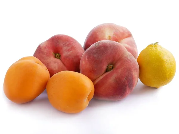 Morele Brzoskwinie Cytryna Jako Zdrowe Smaczne Owoce — Zdjęcie stockowe