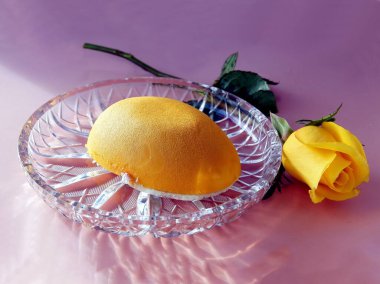 Lezzetli pasta ve sarı gül. Yakın çekim.