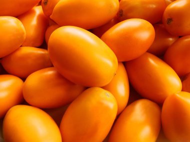 Salata için lezzetli meyveler olarak sarı domates.