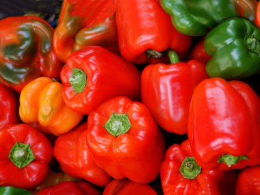 Çeşitli rengarenk biberler lezzetli, sağlıklı vejetaryen yemekleri gibi.