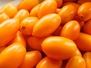 Yemek salataları için lezzetli kırmızı domatesler. Kapatın.