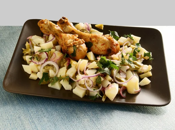 Gambe di pollo arrosto con insalata di patate — Foto Stock