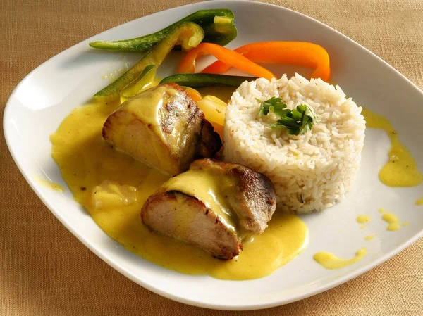 카레 소스, 고추와 쌀 점심 깔끔한 돼지고기 구운된 등심 — 스톡 사진