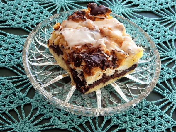 Torta saborosa com cacau e cereja como sobremesa saborosa — Fotografia de Stock