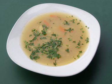 patates sebze çorbası ile yeşil maydanoz yaprakları