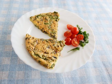 lezzetli vejetaryen yemek olarak ıspanaklı omlet