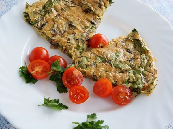 Omelett med spenat som god vegetarisk måltid — Stockfoto