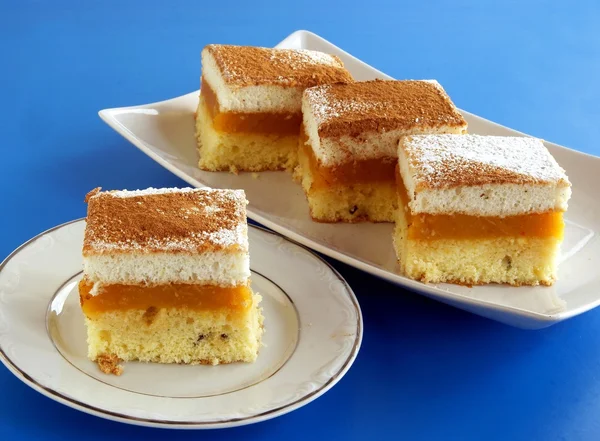 Bolo de biscoito e polpa de maçã com geleia como bolo saboroso — Fotografia de Stock