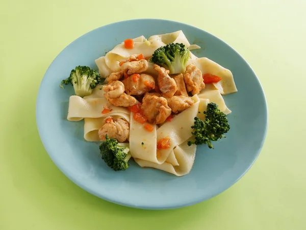Kyckling kött gulasch med pasta och grönsaker till middag eller lunch — Stockfoto