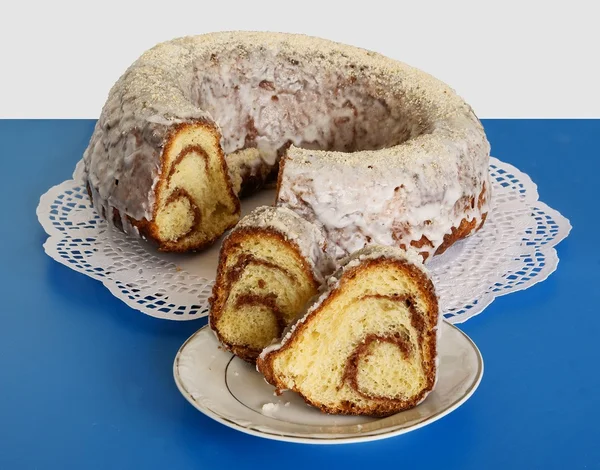Γύρος κέικ κακάο με γλάσο λευκό — Φωτογραφία Αρχείου