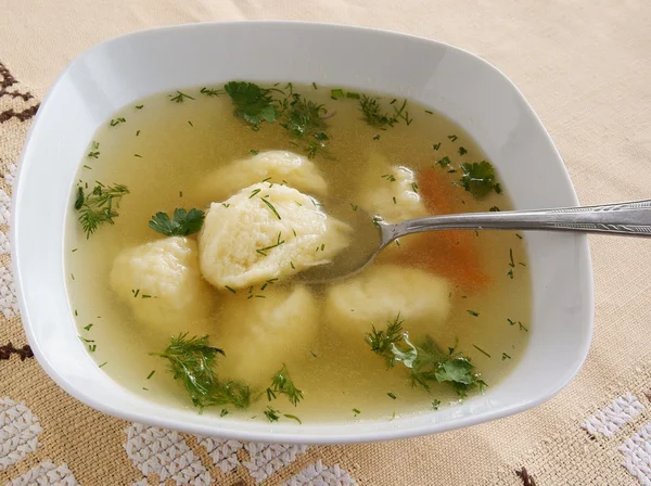 Macarrão em sopa clara — Fotografia de Stock