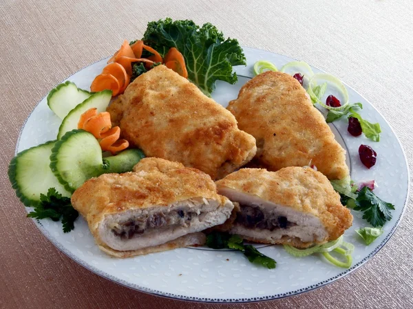 Carne y champiñones revueltos como sabrosa comida —  Fotos de Stock