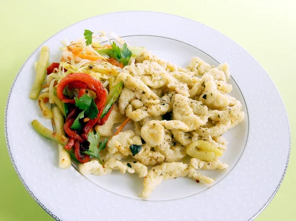 Noedels met groenten als smakelijk, vegetarische diner maaltijd — Stockfoto