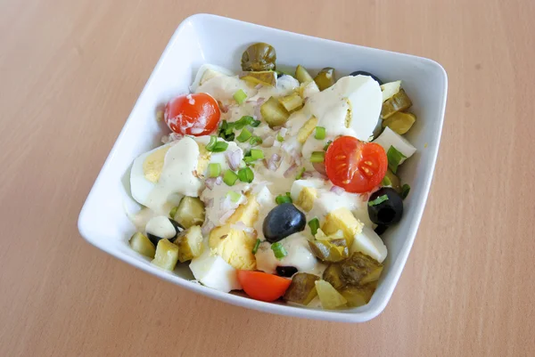 Grönsakssallad med oliver, ägg och sås — Stockfoto