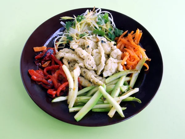 Fideos con varias verduras como comida vegetariana — Foto de Stock