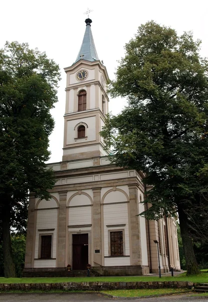 Gevel en toren van de protestantse kerk in Wisla stad — Stockfoto