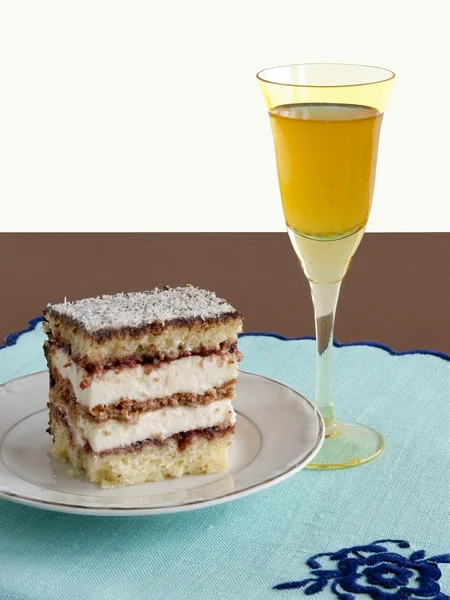 Bolo de camada de coco e cacau com mas — Fotografia de Stock