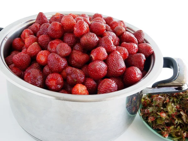 Erdbeeren im Geschirr vor dem Kochen von Marmelade — Stockfoto