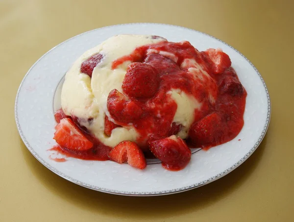 Grinded strawberries and pudding as tasty dessert — Stock Photo, Image