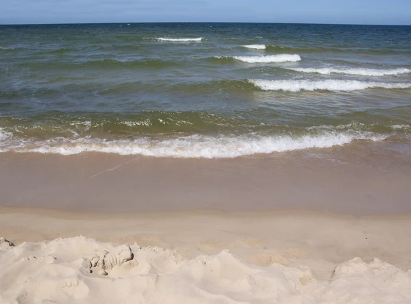 Paisagem do mar Báltico com ondas e praia arenosa — Fotografia de Stock