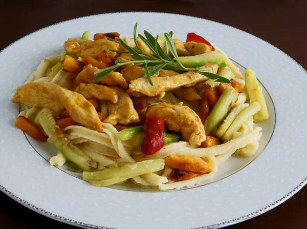 Grillad kycklingkött med pasta och grönsaker — Stockfoto