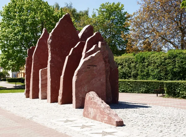 Monumento simbólico - coroa de oito Himalaias e nomes de picos ascendentes — Fotografia de Stock