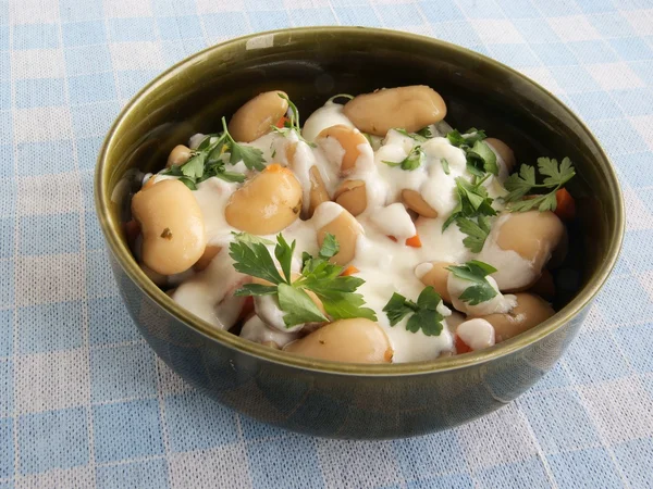 Bohne mit Maionesse und Petersilienblättern als schmackhafter Salat — Stockfoto