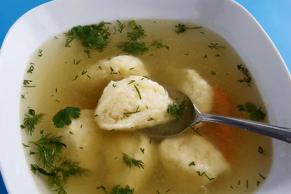 Gustose tagliatelle e zuppa chiara per cena o pranzo — Foto Stock