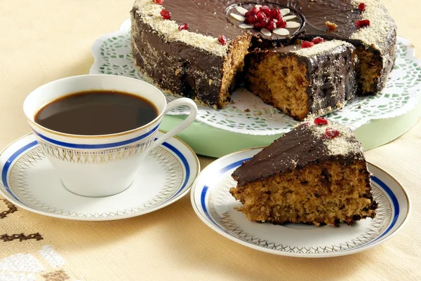 Gâteau aux dattes avec glaçage au chocolat et tasse de café — Photo