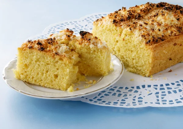 Gâteau à la noix de coco comme dessert savoureux — Photo