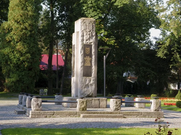 Monumento comemorativo de heróis da Segunda Guerra Mundial na cidade de USTRON — Fotografia de Stock
