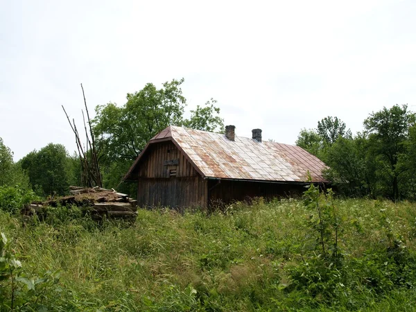 Casa de campo velha na aldeia de montanhas de caspathians perto de Jaslo — Fotografia de Stock