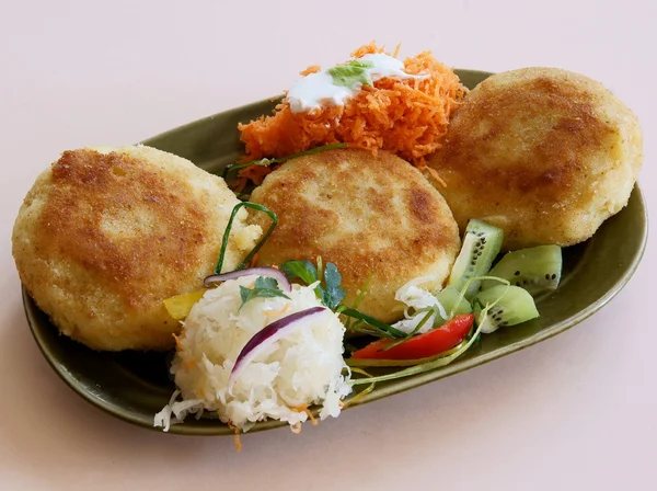 М'ясна і картопляна котлета з овочами на вечерю або обід — стокове фото