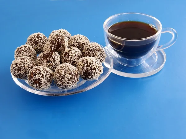 Chocolate com bolas de coco e xícara de café — Fotografia de Stock