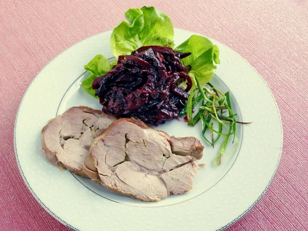 Carne de pavo tostada y ensalada de remolacha roja —  Fotos de Stock