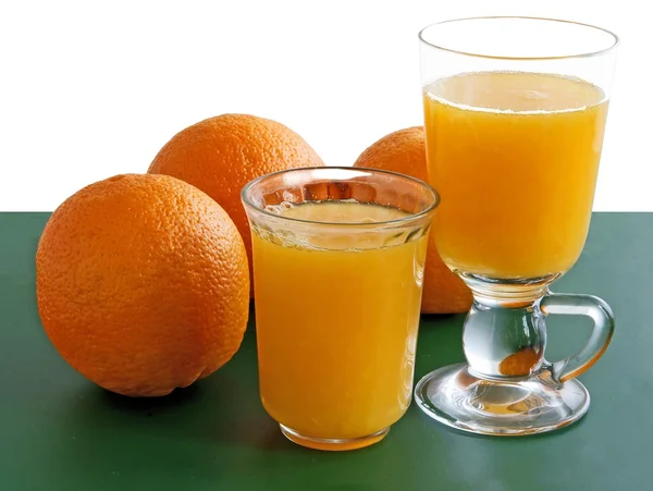 Апельсины и апельсиновый сок — стоковое фото