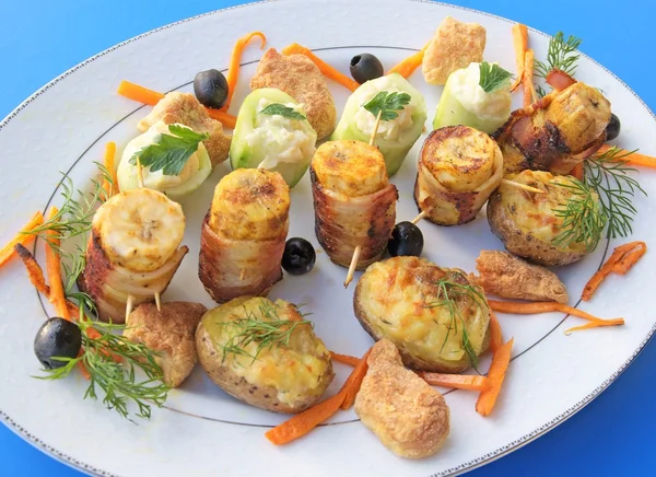 Вкусные различные закуски с сыром, тосты, овощи для вечеринки — стоковое фото