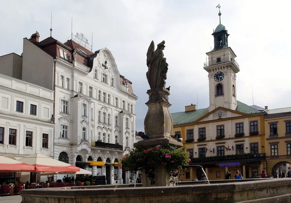 Fontana e vecchia architettura nel centro della città di Cieszyn — Foto Stock