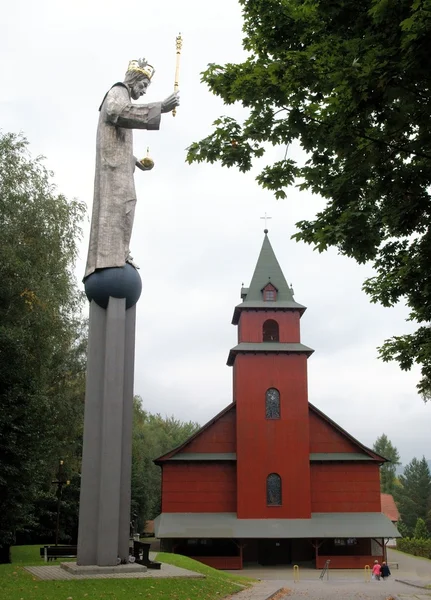 Igreja católica e estátua de Cristo Deus na cidade de Ustron — Fotografia de Stock