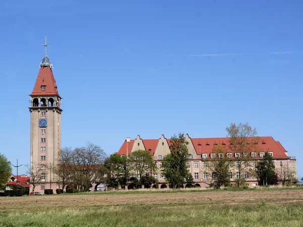 Rathausgebäude mit hohem Turm in wladyslawowo Stadt — Stockfoto