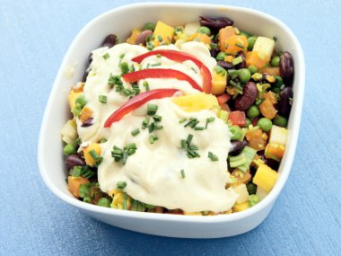 sebze ve ananas ile lezzetli salata olarak krem