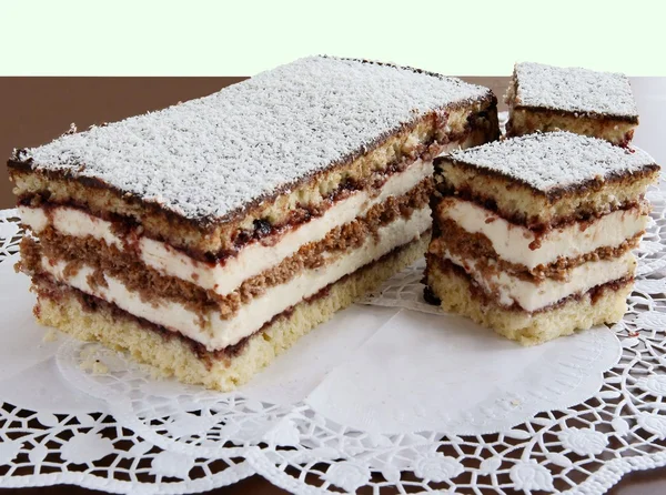 Torta strato di cocco con cioccolato e mandorle — Foto Stock