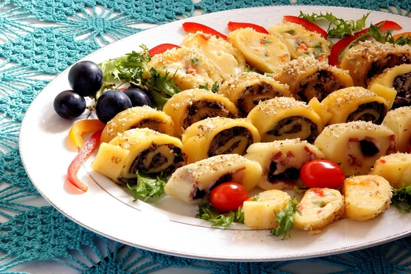 Gustoso spuntino vario con formaggio, pane tostato, verdure per festa — Foto Stock