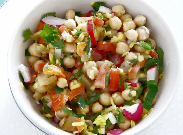 Gemüsesalat mit Kichererbsen als schmackhafter Salat — Stockfoto