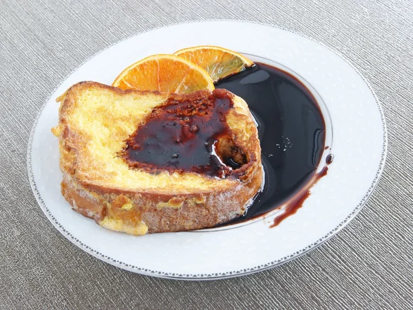 スクランブル トースト卵と朝食の食事としてチェリー ジュース — ストック写真