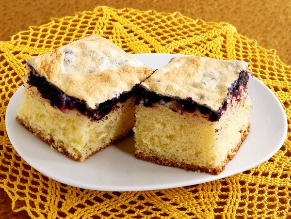 Leckere Fruchtpastete mit Brombeeren und weißem Zuckerguss — Stockfoto