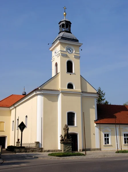 Katholieke kerk met hoge toren in Ustron — Stockfoto