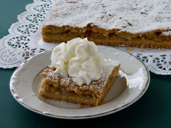 Skarpa frukt paj med krusbär som dessert — Stockfoto