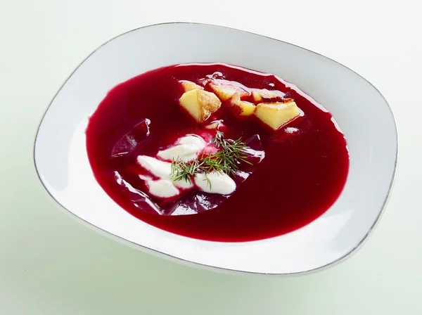 Sopa de beterraba vermelha com batata e creme para jantar ou almoço — Fotografia de Stock