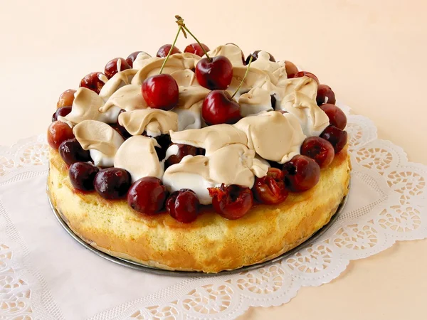 Pastel de galletas con cerezas frescas y merinques —  Fotos de Stock